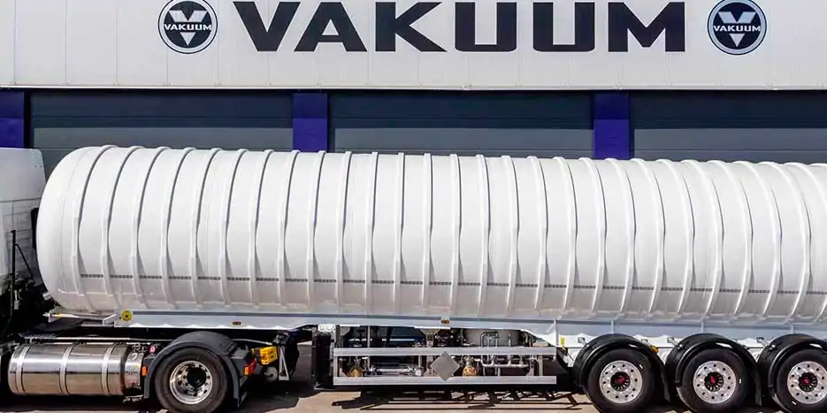 Vakuum, LNG solutions - CNG for vehicles and industry Vakuum, experts in the design and manufacture of mobile units and semi-trailers for the transport of LNG and Air Gases.