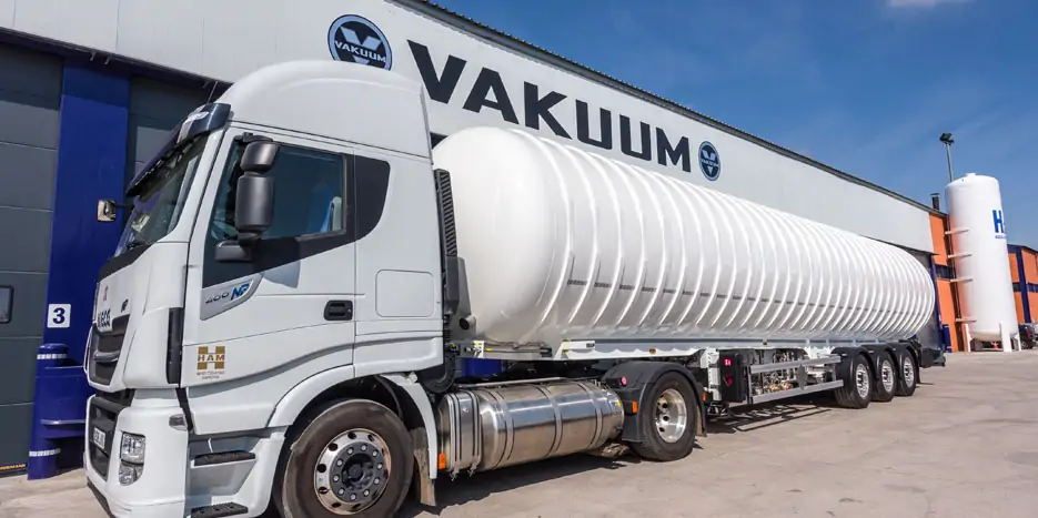 Transport of cryogenic (LNG) and flammable products in tanks designed and manufactured by Vakuum.