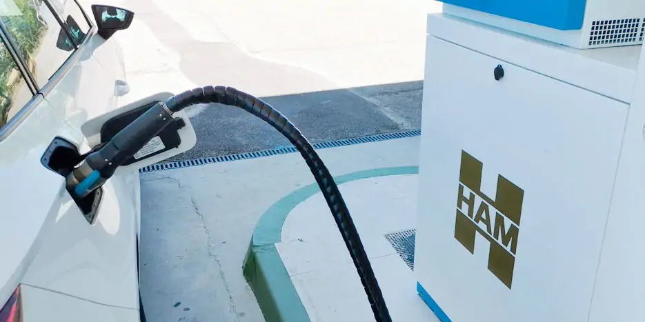 El Gas Natural Vehicular es el que se utiliza como combustible para vehículos y puede utilizarse tanto en estado líquido (GNL) como en estado gaseoso (GNC)