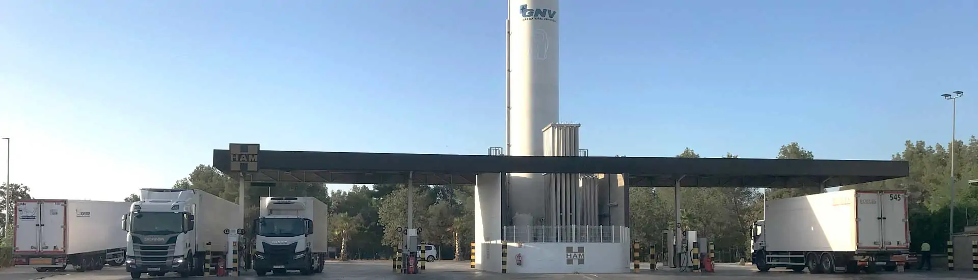 El Gas Natural Vehicular es el que se utiliza como combustible para vehículos y puede utilizarse tanto en estado líquido (GNL) como en estado gaseoso (GNC)
