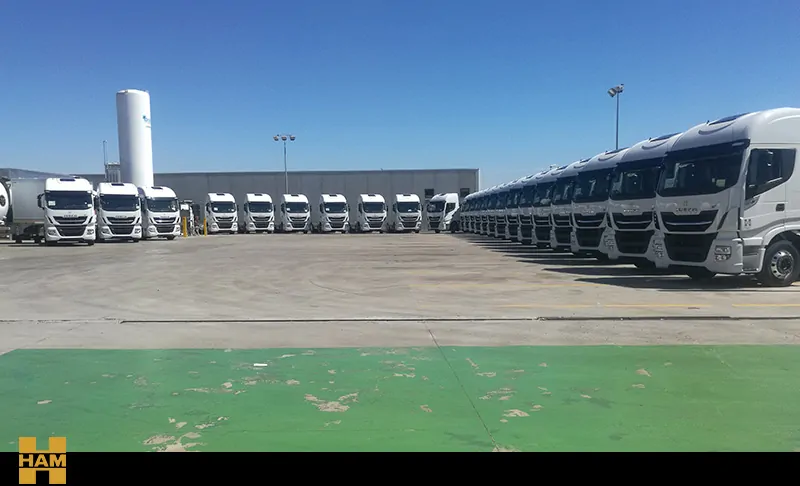 HAM incorpora a su flota 25 nuevas tractoras de GNL En HAM usamos GNL, una energía limpia y respetuosa con el medioambiente, en nuestra flota de transporte terrestre