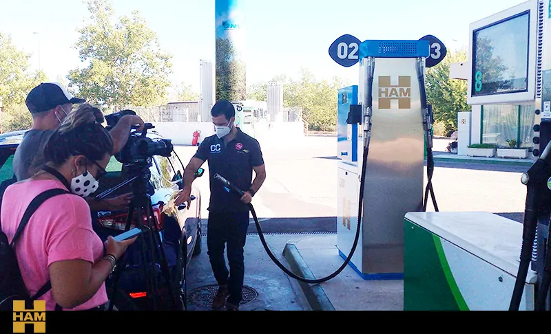 HAM and Centímetros Cúbicos explain how to refuel CNG HAM Tres Cantos is visited by Centímetros Cúbicos of Antena 3 to explain how to refuel CNG